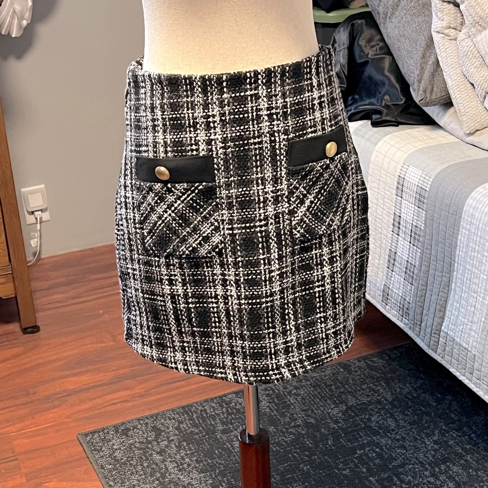 Skirt ￼ black and white tweed. Two button front  patch pocket and a side zip